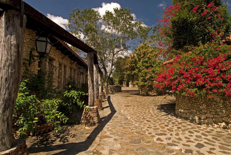 Искусственно созданная деревня 15 века Альтос-де-Чавон